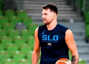 爱游戏-包含东契奇回归赛场，精彩发挥首场状态亮眼，SKT观众沸腾！的词条