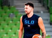 爱游戏-包含东契奇回归赛场，精彩发挥首场状态亮眼，SKT观众沸腾！的词条