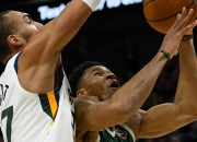 爱游戏-Rookie关键节点回归赛场，雄鹿带队取胜！的简单介绍