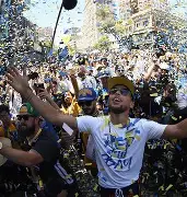 包含金州勇士训练开放日，赛后止住颓势引欢呼，欧超杯在即，身体对抗强度拉满的词条