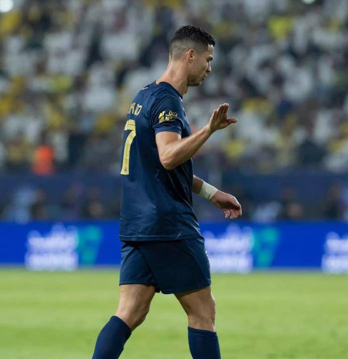 C罗在C9比赛中势不可挡，出色防守引发热议！的简单介绍